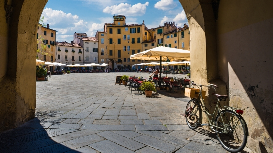 Piazza Anfiteatro a Lucca: come nasce una delle piazze più belle della  Toscana