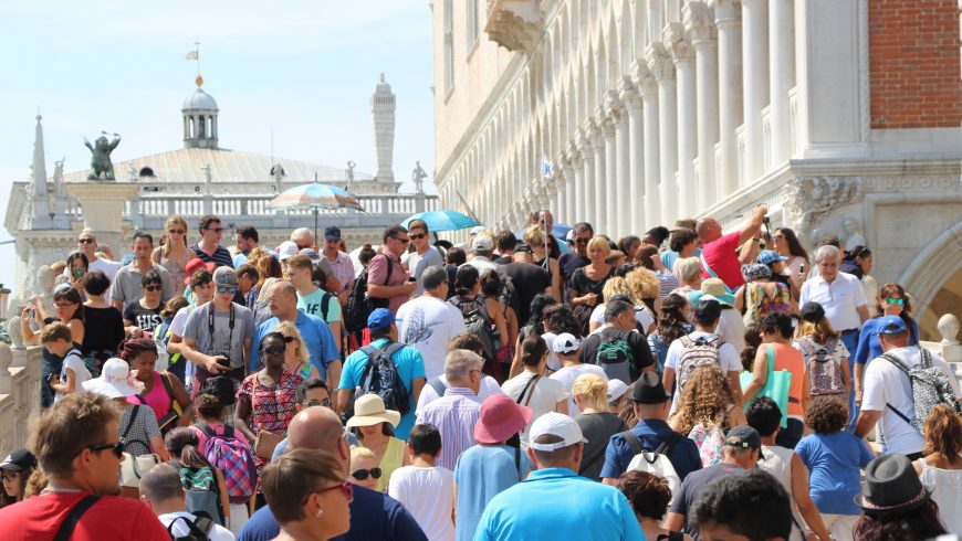 Folla di turisti a Venezia - turismo sostenibile