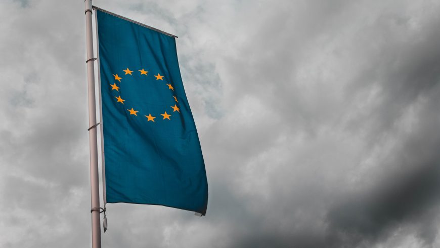 Unione Europea, bandiera, nuvole, strategie contro i pesticidi