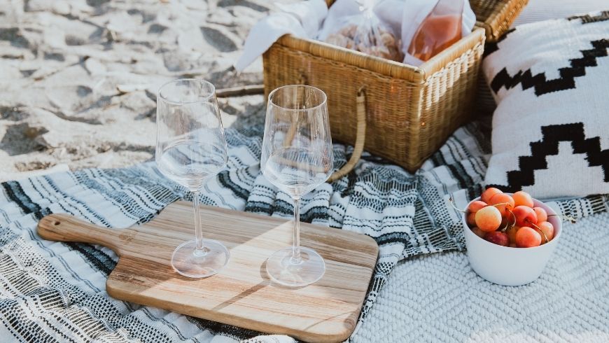 pic nic sheets with old blankets and towels