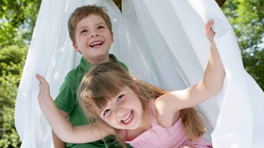 children, ciurtain with old sheets, upcycling fabrics hotel