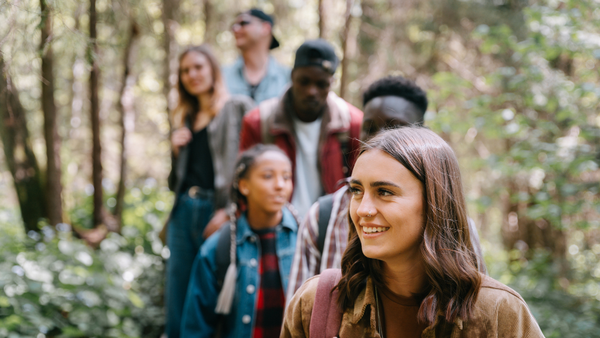 persone che usano una gift-card buono regalo di Ecobnb per vivere un'esperienza sostenibile e indimenticabile nella natura, beneficio post-lavorativo