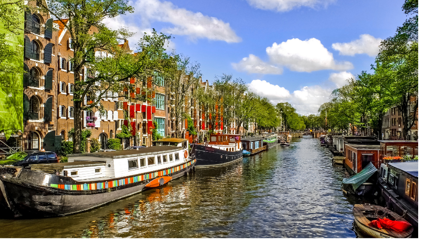 Camminare lungo i canali di Amsterdam