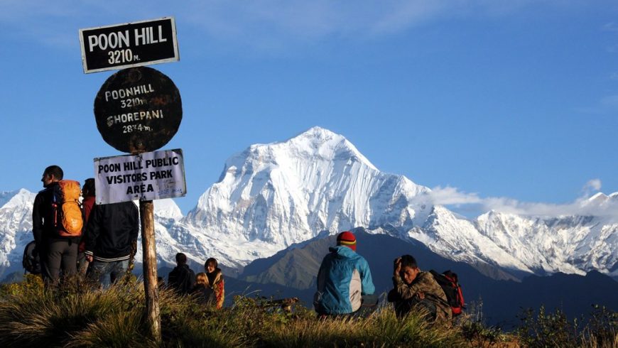 escursionisti che si godono il panorama mozzafiato da Poon Hill, Nepal, uno dei parchi naturali da non perdere