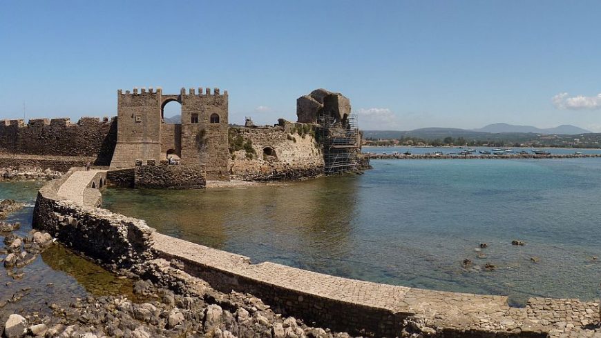 castello di Methoni circondato dal mare