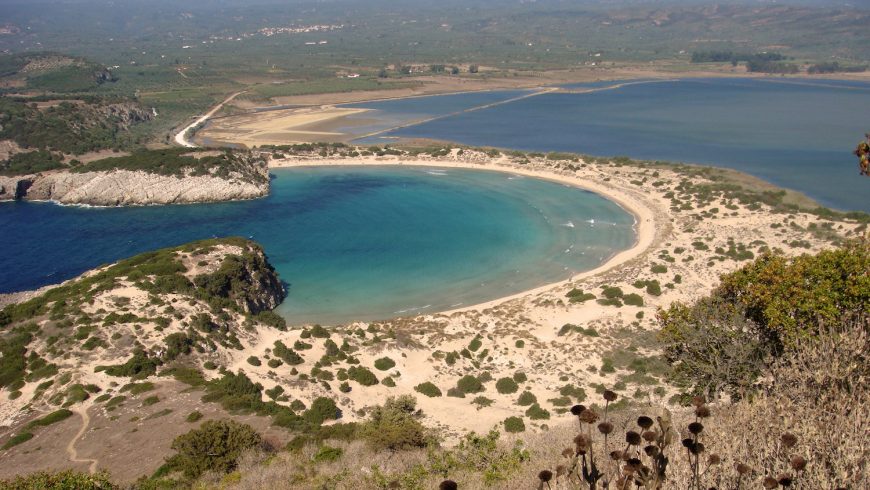 vista dalla grotta di Nestor sulla spiaggia di Voidokilia