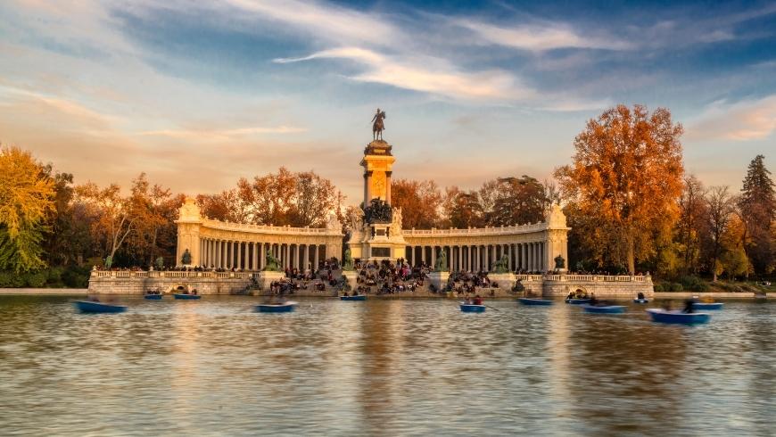 barche sul lago artificiale al parco del Retiro a Madrid, attrazione turistica ecofriendly da non perdere durante il tuo prossimo viaggio in Spagna in treno