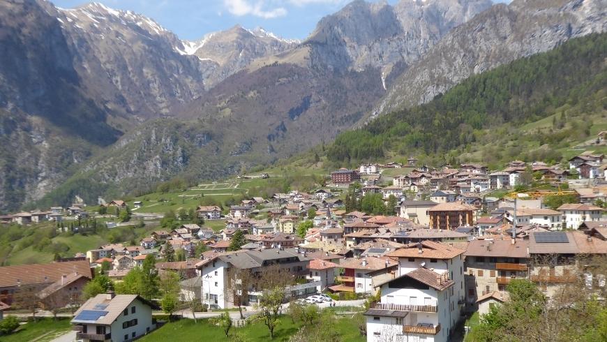la vista sul borgo di San Lorenzo in banale, nel cuore delle Dolomiti