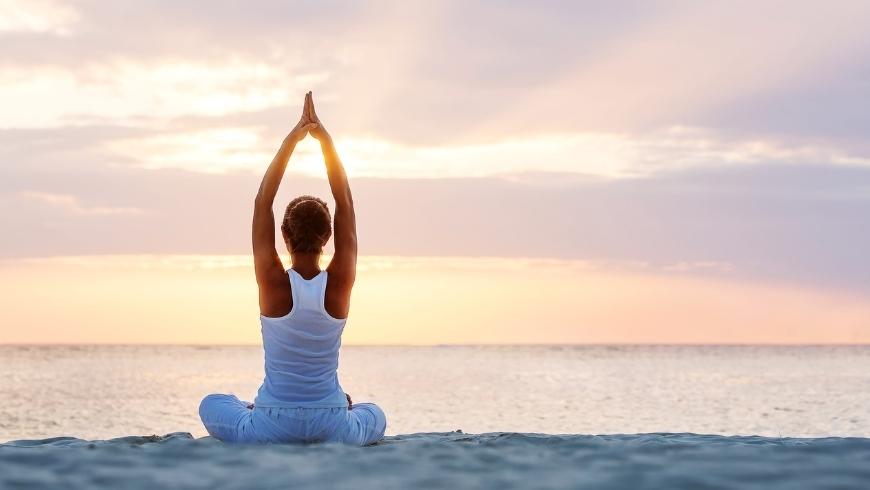 La pratica rigenerante dello yoga sulla spiaggia in fronte al mare