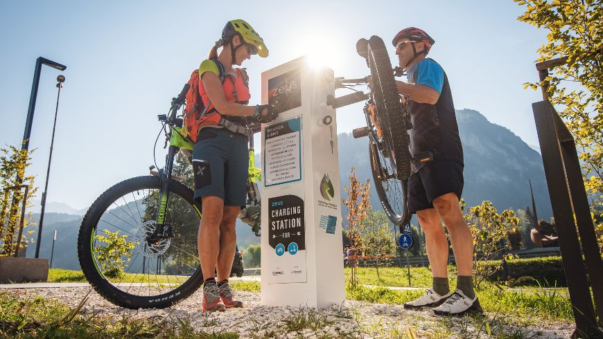 Colonnina di ricarica e-bike nella Perla Alpina di Primiero San Martino di Castrozza