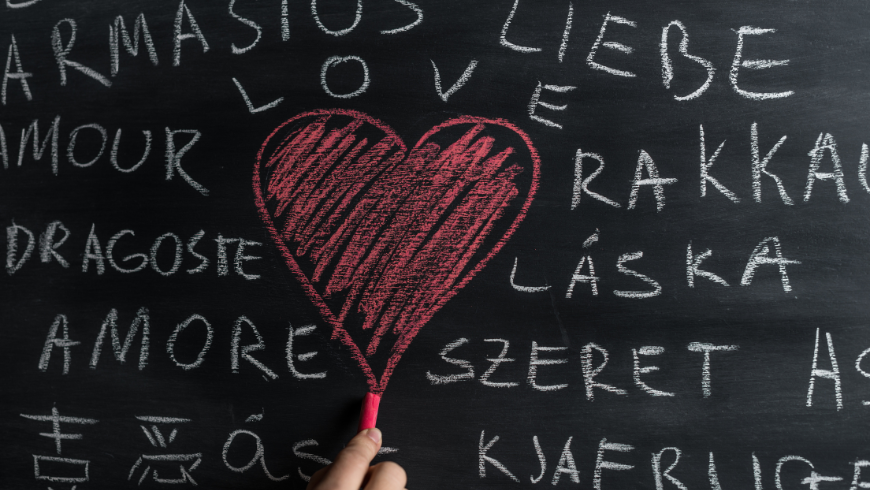 Foto con la parola amore scritta in varie lingue