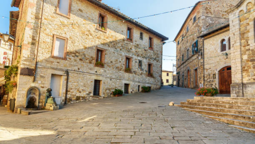 Passeggiata nelle vie del centro storico di Castellina in Chianti.