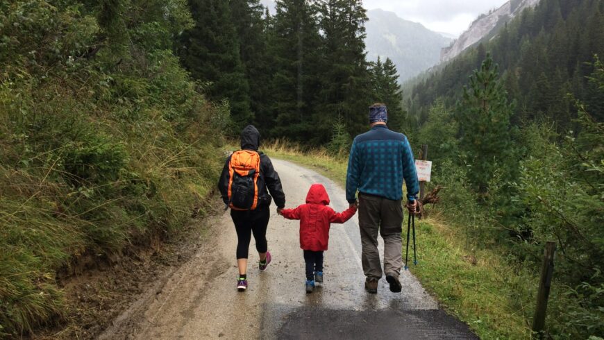 una famiglia fa una piacevole escursione in montagna