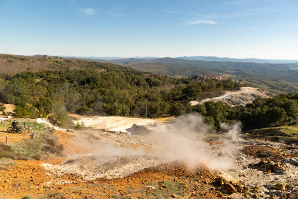 Il parco geotermico con fumarole e pozze di fango e acqua termale