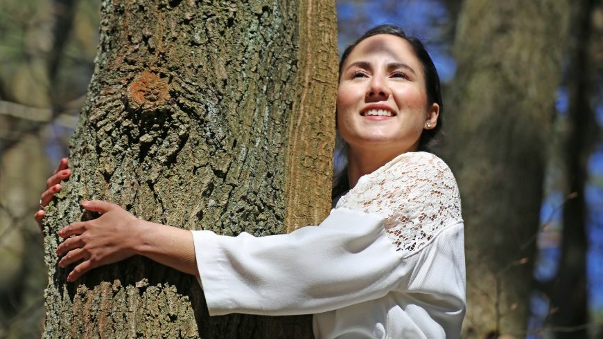 Shinrin-Yoku, ragazza che abbraccia un albero
