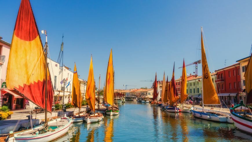 Il mare e le barche a Cesenatico, 30 km da Forlì