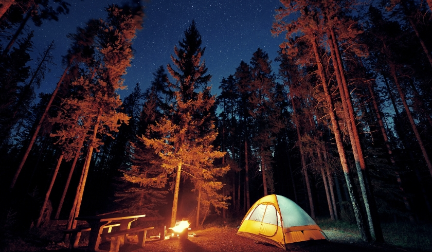 campeggio nella foresta in Canada