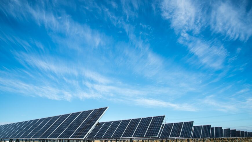 Pannelli solari per la produzione di energia pulita, una delle buone pratiche sostenibili per hotel