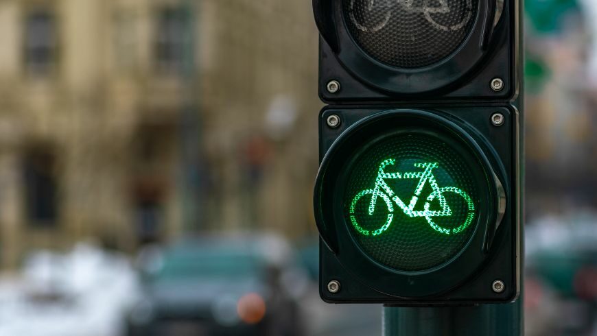 Un semaforo che raffigura una bicicletta, un mezzo di trasporto sostenibile con cui recarsi a lavoro