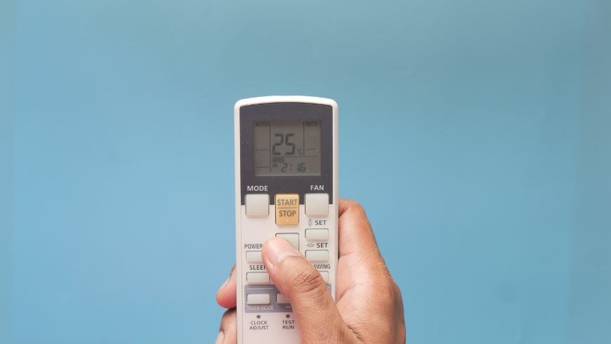 Il telecomando di un condizionatore. In Italia la temperatura di un ufficio green non può scendere in estate sotto i 25°C