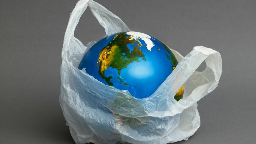 Il mondo rinchiuso in un sacchetto di plastica, metafora dell'eccessivo utilizzo di plastica, soprattutto per gli imballaggi
