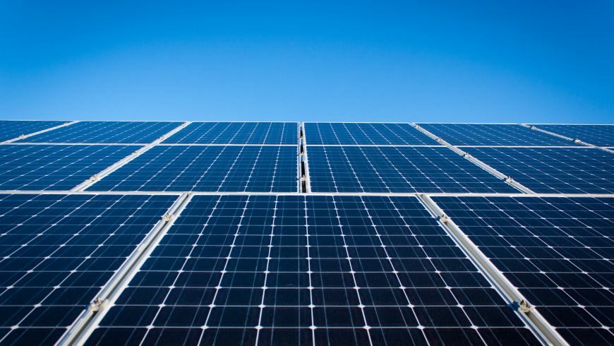 Pannelli solari che aiutano nella produzione di energia verde e rinnovabile