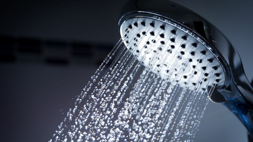 La doccia è una buona soluzione per raggiungere il risparmio idrico sostituendo la vasca