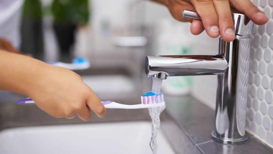 Per risparmiare acqua spegni il rubinetto mentre ti stai lavando i denti