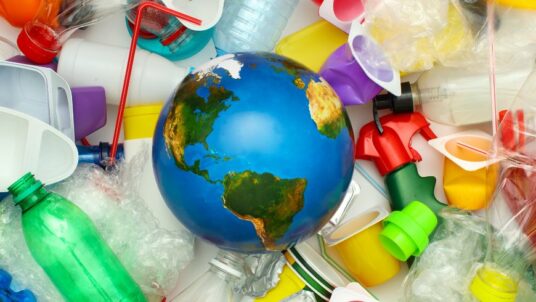 Earth Day 2024: Pianeta vs. Plastica - Ecobnb
