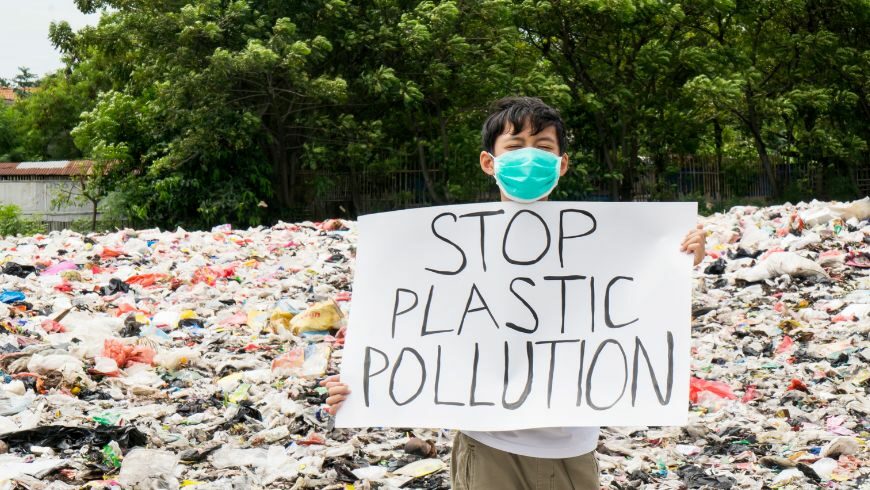 Bambino che protesta contro l'inquinamento causato dalla plastica