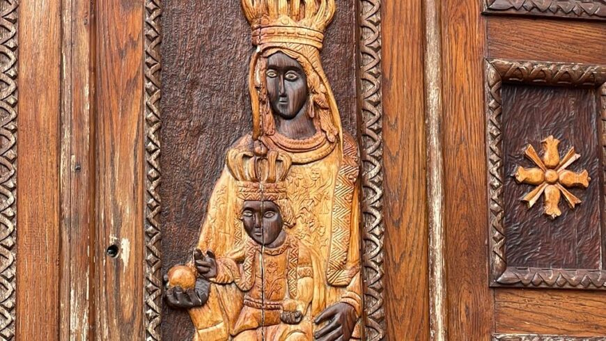 Un'immagine della Madonna Nera sul portone della Chiesa di Viggiano