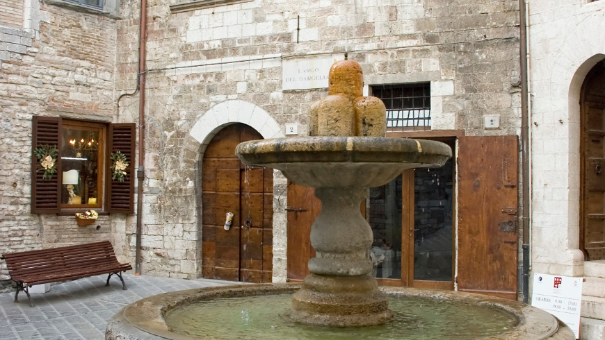La famosa fontana di Gubbio, nota anche come città dei matti