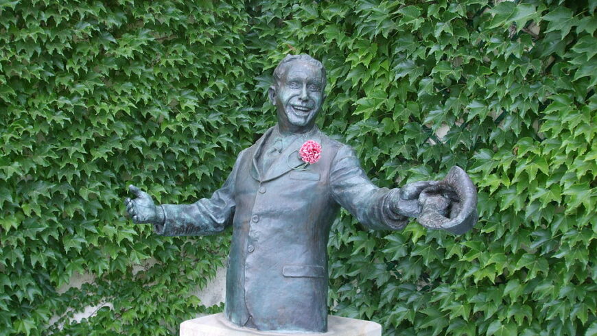 Statua dii Charles Trenet nella sua casa natale a Narbonne