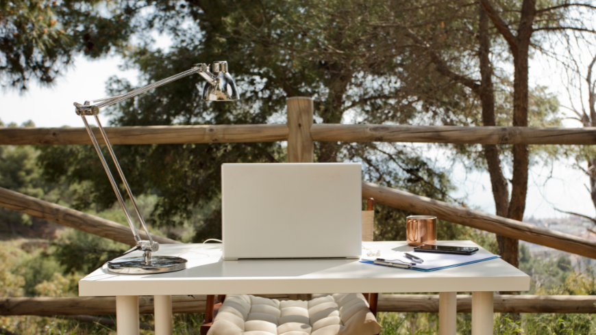 postazione di lavoro nella natura, nomade digitale