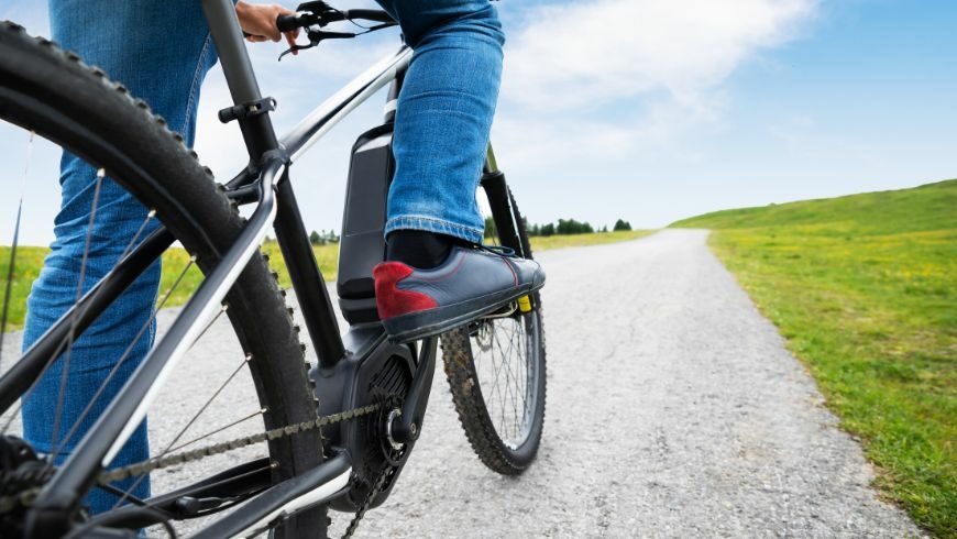 La bici elettrica è uno dei mezzi ecologici ideali per vivere un road trip sostenibile in Italia