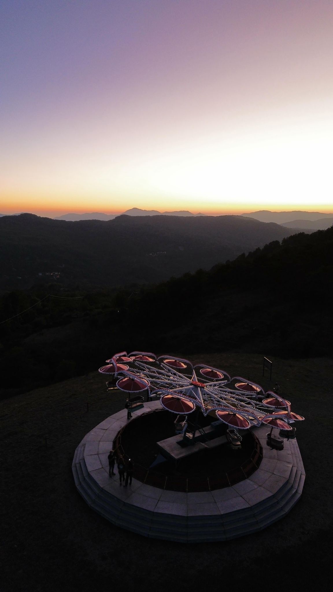 La giostra più lenta al mondo, a San Severino Lucano, Basilicata, vista dal drone