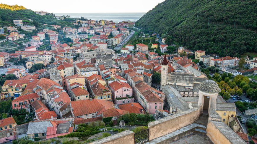 Finalborgo vista dall'alto con montagne e mare sullo sfondo