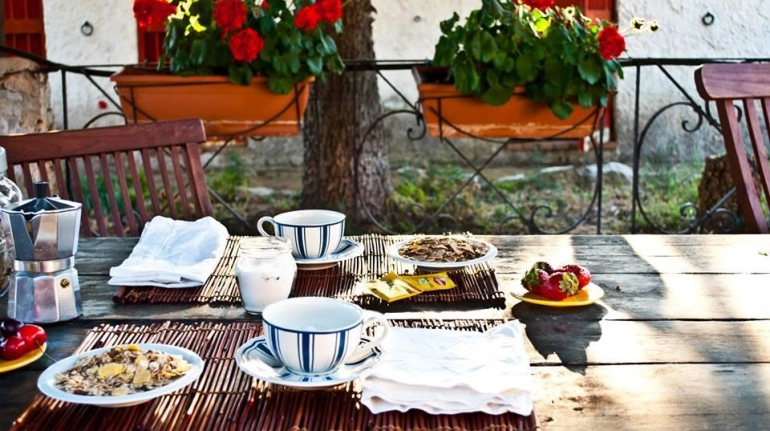 Una colazione servita in giardino 