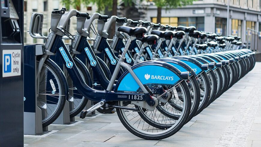 Bike-sharing a Londra: stazione di attracco con bici. Accanto a 30 St Mary Axe, ovvero The Gherkin.