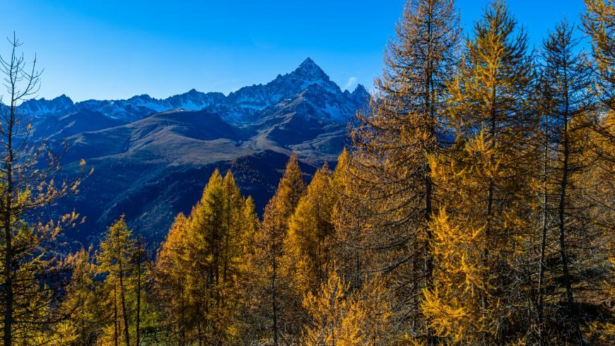 Vista del Monviso da Ostana, uno dei borghi più belli d'Italia