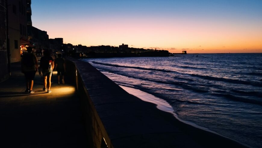 A piedi sul lungomare di Trapani