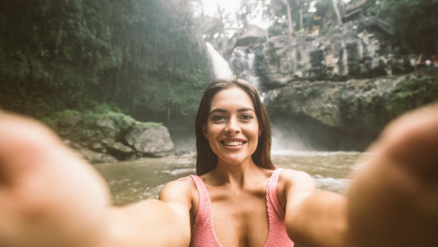 Cascata di Tegenungan, Bali, luogo diventato famoso e sovraffollato a causa dei social