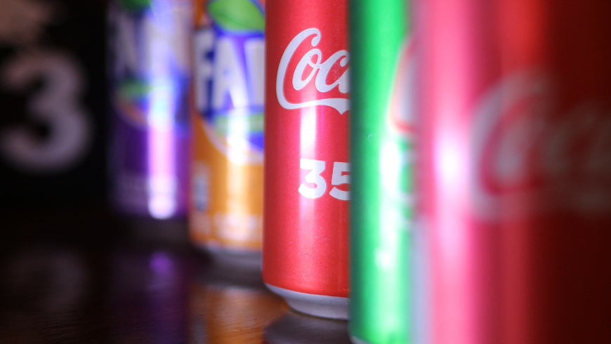 Lattine e barattoli in alluminio pronti per la raccolta differenziata dei rifiuti domestici