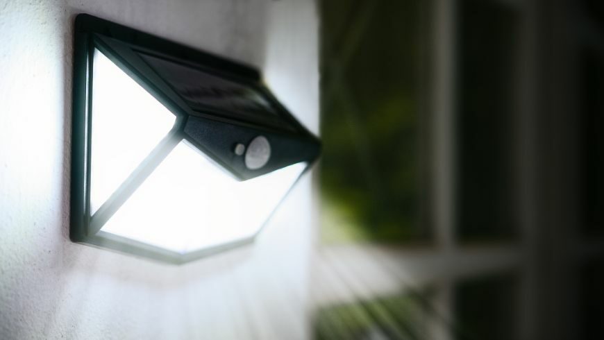 luce con sensore di movimento nel giardino di una casa ecologica moderna