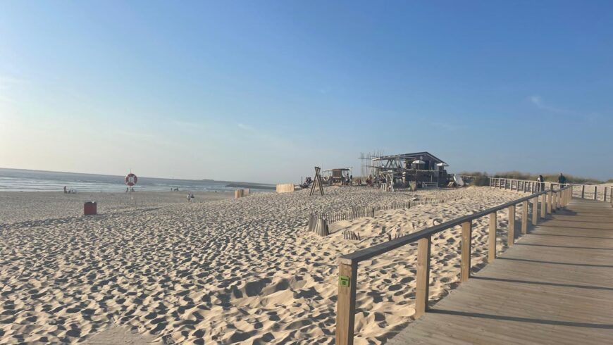 Spiaggia e bar di legno a Costa Nova