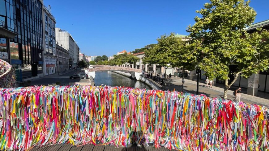 Nastri colorati sul Ponte dos Laços de Amizade
