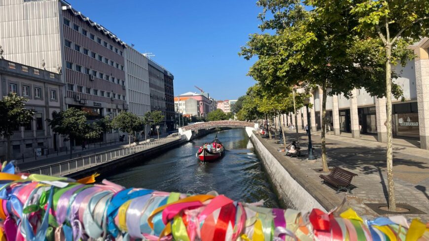 Nastri colorati sul Ponte dos Laços de Amizade