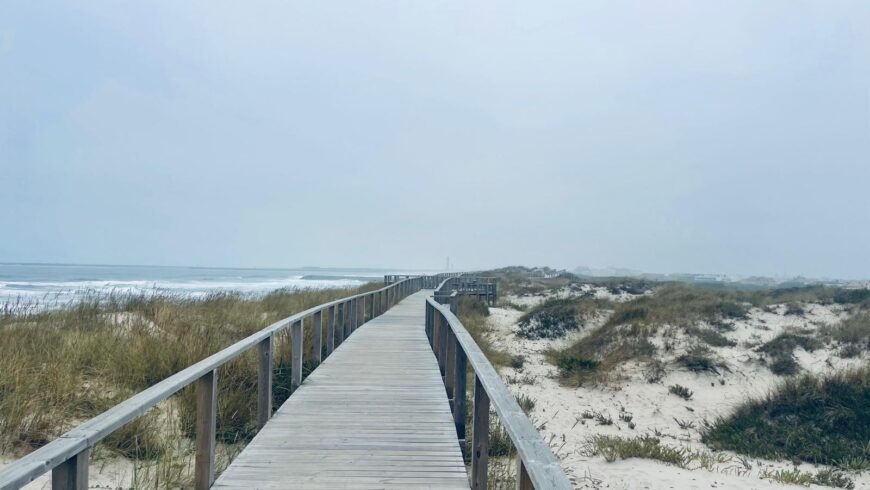 Percorso lungo la costa di Costa Nova, tra le dune di sabbia e l'oceano