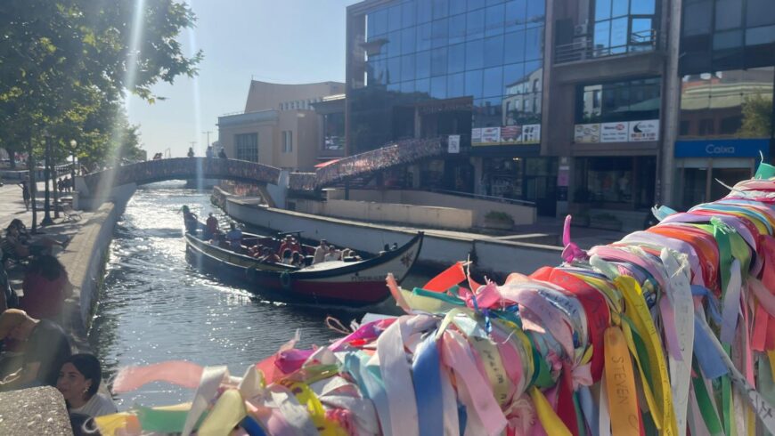 Nastri colorati sul Ponte dos Laços de Amizade