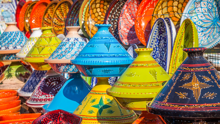 ceramiche colorate nei souk (mercati) locali